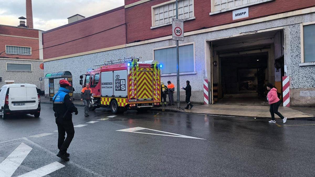 Efectivos de Bomberos de Navarra y agentes de la Policía Local, en el exterior de la Papelera San Andrés de Villava-Atarrabia