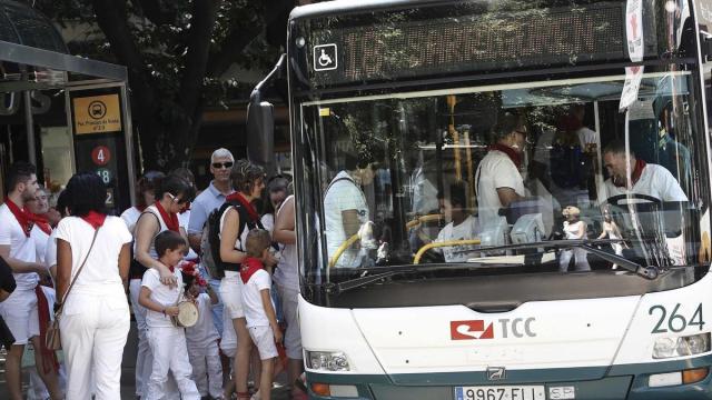 subiendo a una villavesa en Sanfermines. Iban Aguinaga