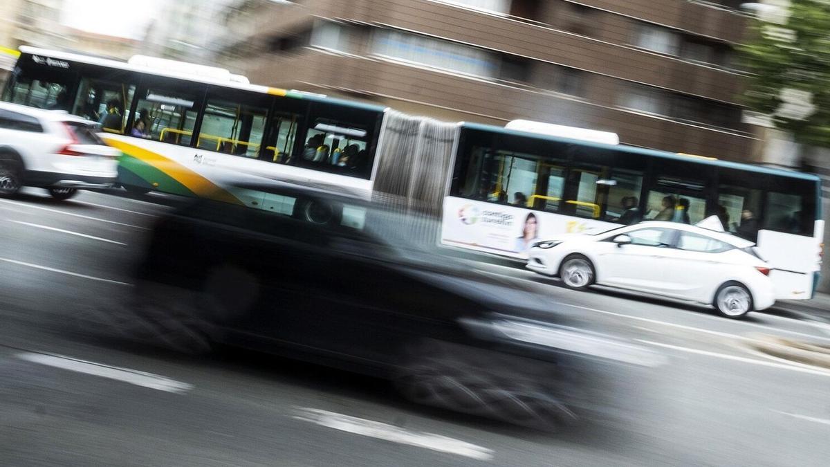 Una villavesa circulando por la Avenida Baja Navarra de Pamplona. Iban Aguinaga