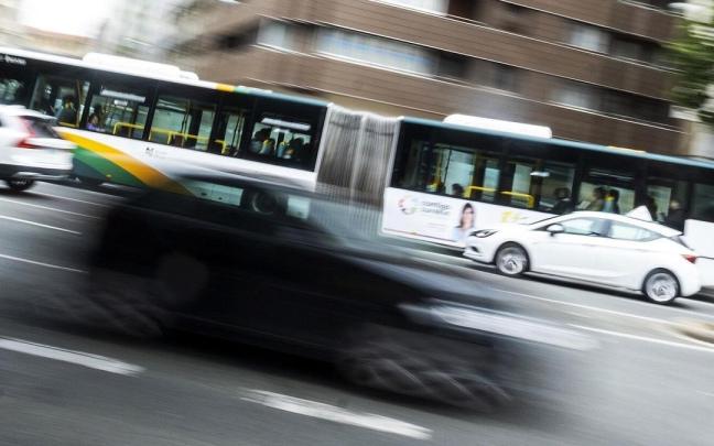 Una villavesa circulando por la Avenida Baja Navarra de Pamplona. Iban Aguinaga