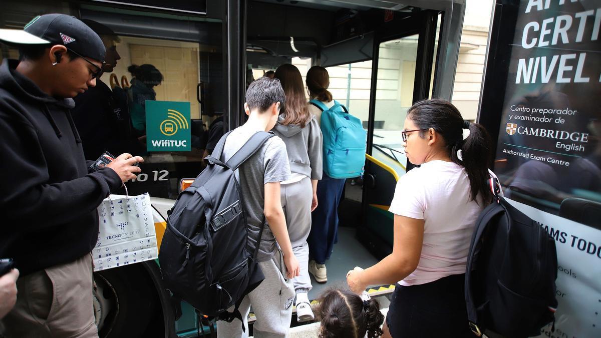 Usuarios subiendo a uno de los autobuses. Javier Bergasa