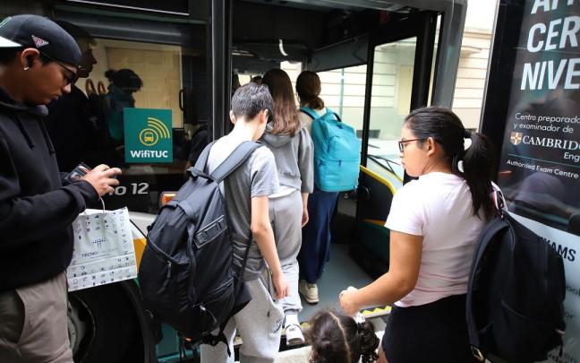 Usuarios subiendo a uno de los autobuses. Javier Bergasa
