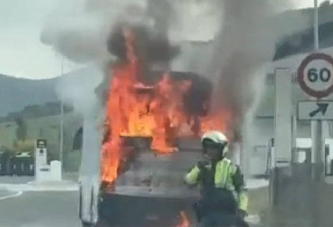 La villavesa afectada por las llamas este lunes. DNN