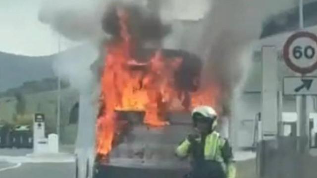La villavesa afectada por las llamas este lunes. DNN