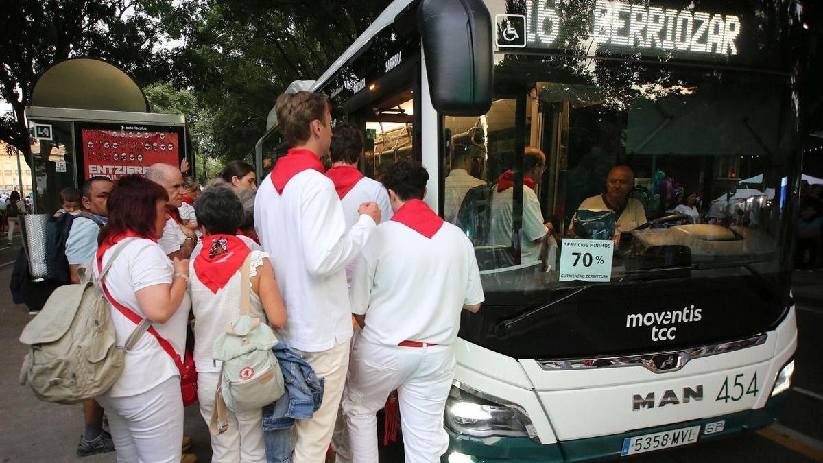 Un autobús de villavesa durante la huelga en San Fermín. JAVIER BERGASA