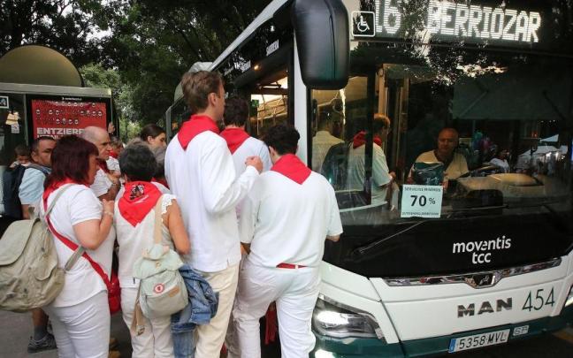 Un autobús de villavesa durante la huelga en San Fermín. JAVIER BERGASA