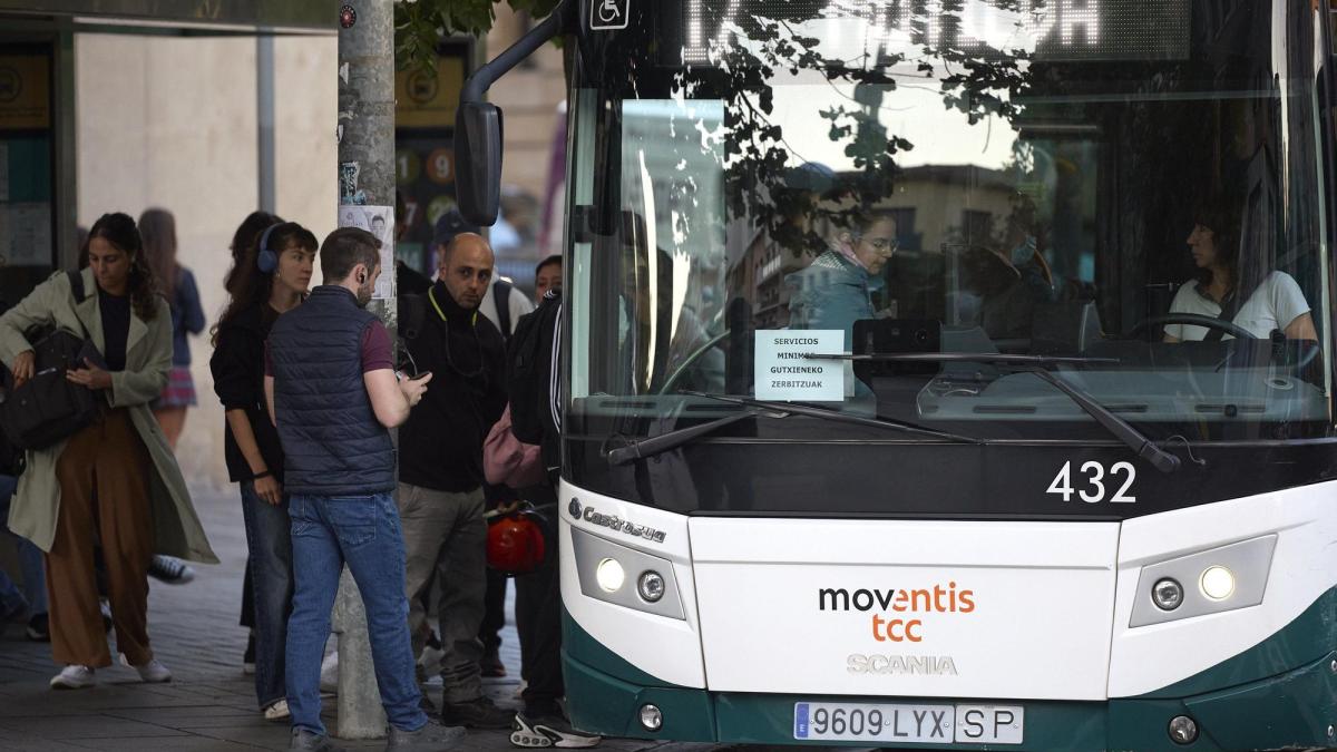 Huelga en el servicio de villavesas este martes 9 de septiembre. Unai Beroiz