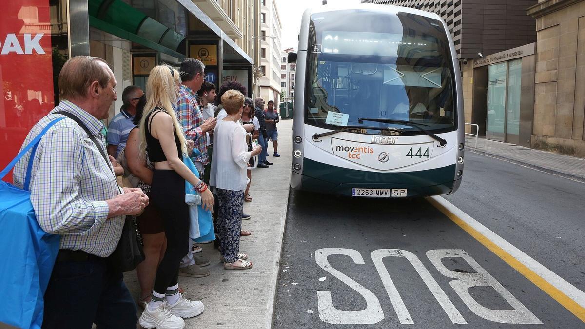 Varias personas esperan a una villavesa en Pamplona en estos días de huelga. Javier Bergasa