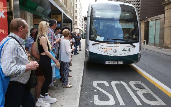 Varias personas esperan a una villavesa en Pamplona en estos días de huelga. Javier Bergasa