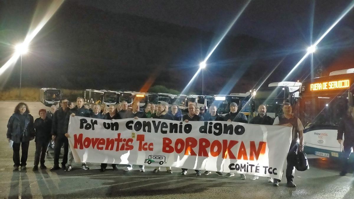 Trabajadores del servicio de villavesas, este martes antes del amanecer. Cedida