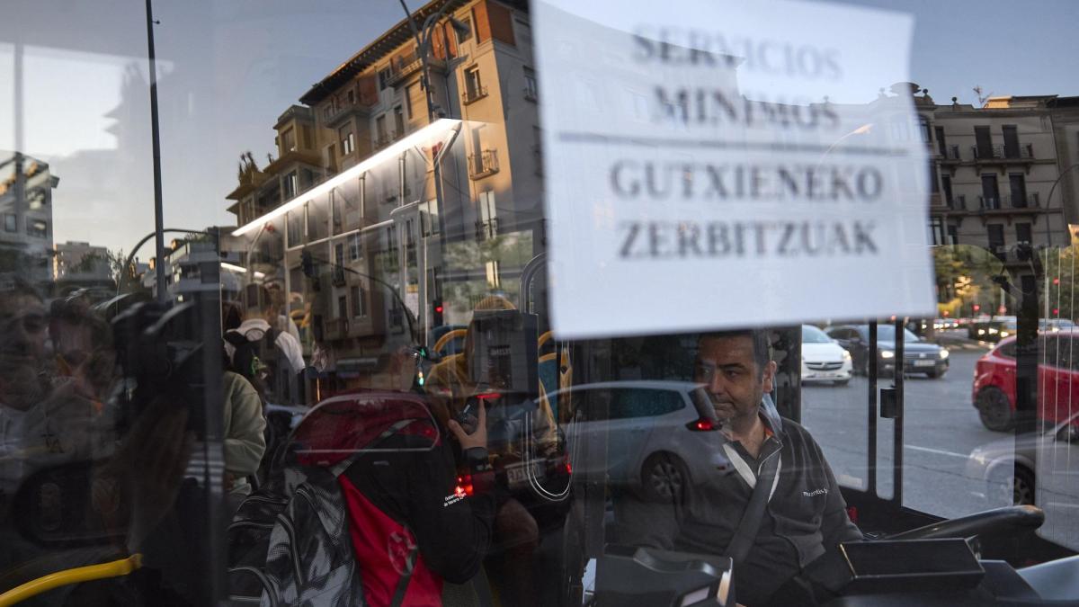 El conflicto laboral de las villavesas cumple ocho meses. Unai Beroiz.