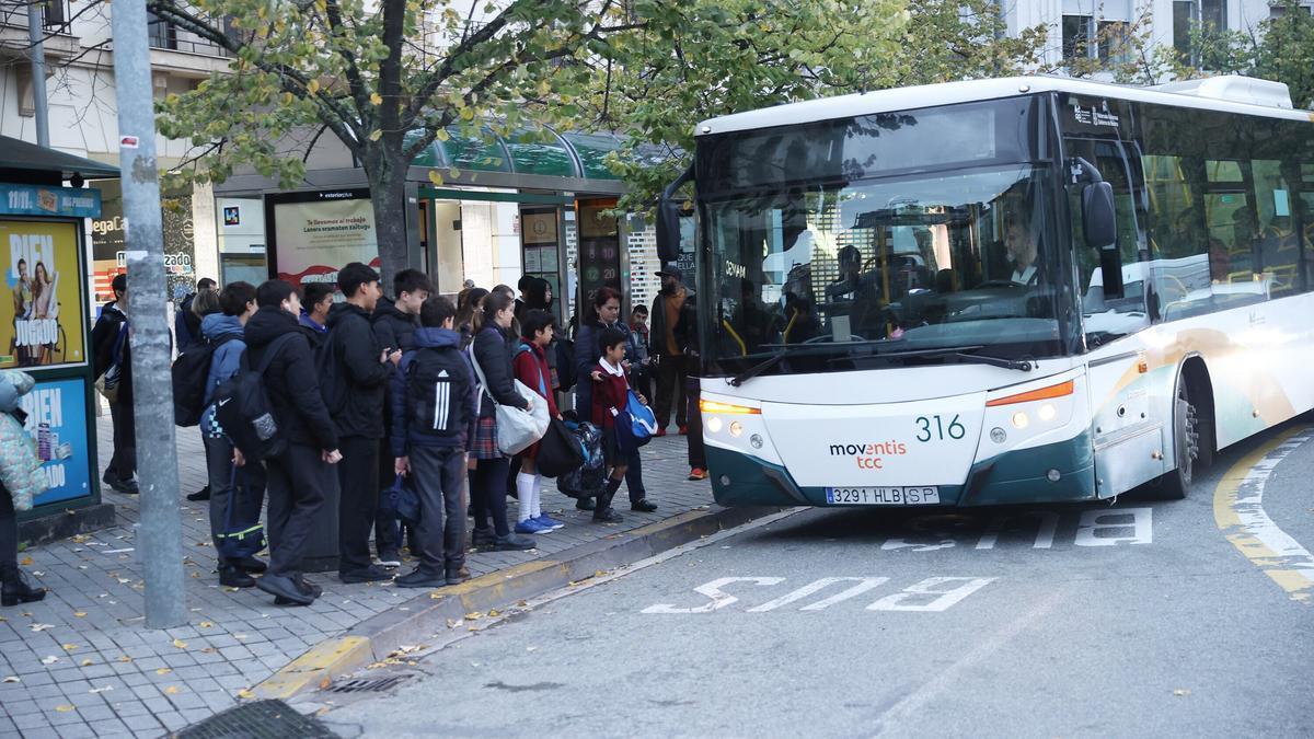 Viajeros subiendo en una villavesa. Oskar Montero