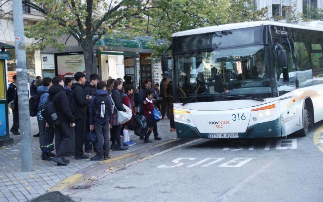 Viajeros subiendo en una villavesa. Oskar Montero