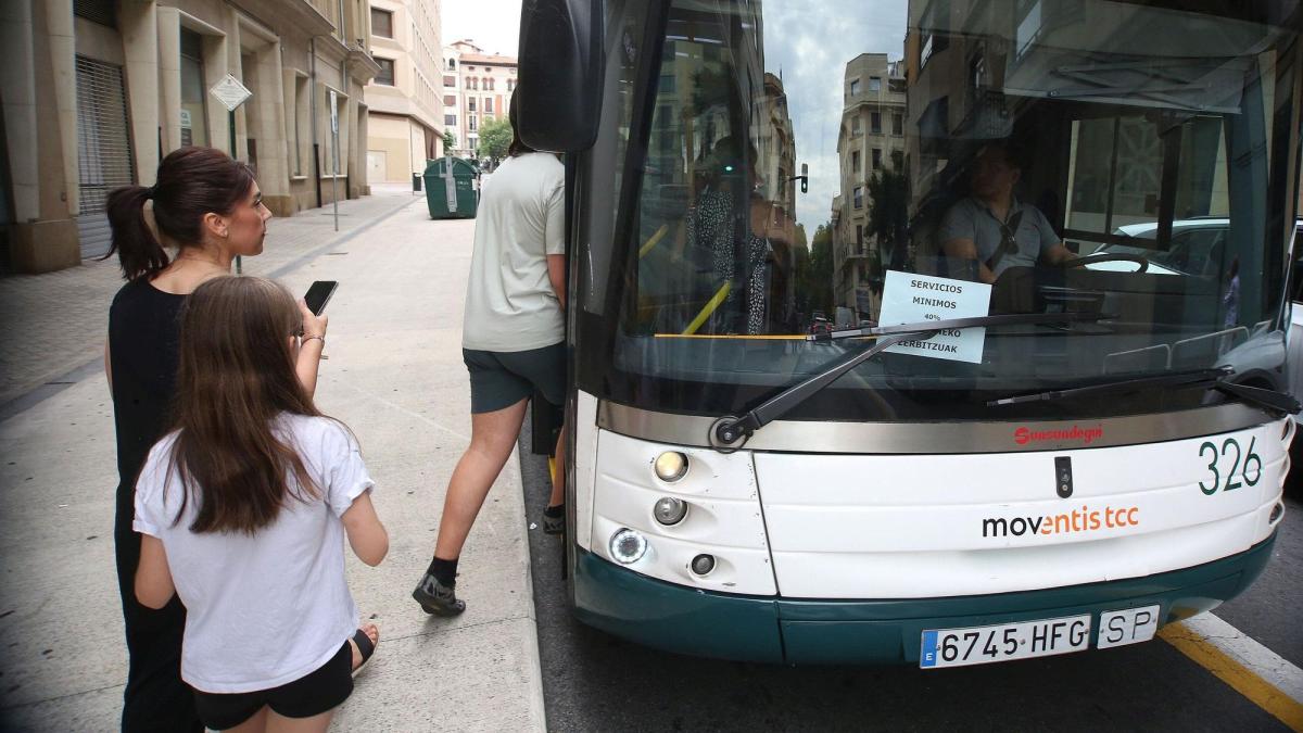 Varios usuarios acceden a la una villavesa que opera servicios mínimos. JAVIER BERGASA