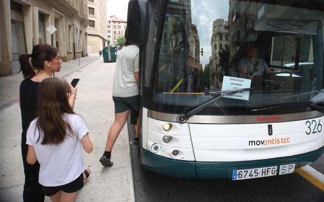 Varios usuarios acceden a la una villavesa que opera servicios mínimos. JAVIER BERGASA