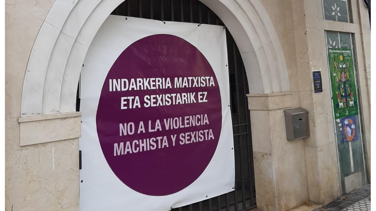 Pancarta contra la violencia machista en la Kultur Etxea de Pasai Antxo, tras el asesinato de Ana Leonor
