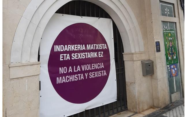 Pancarta contra la violencia machista en la Kultur Etxea de Pasai Antxo, tras el asesinato de Ana Leonor