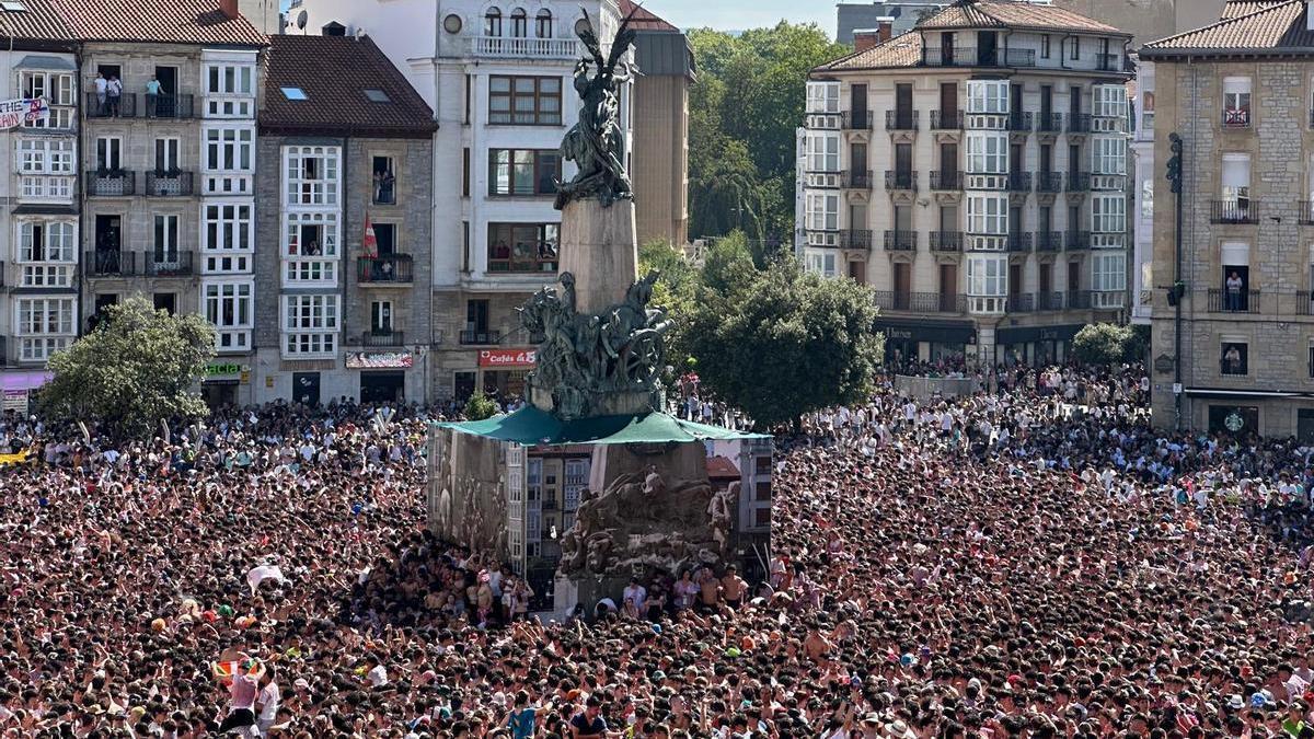 La plaza de la Virgen Blanca es un hervidero de emociones y alegría desde desde casi una hora antes de la gran cita/ Noticias de Álava - Maialen Velado