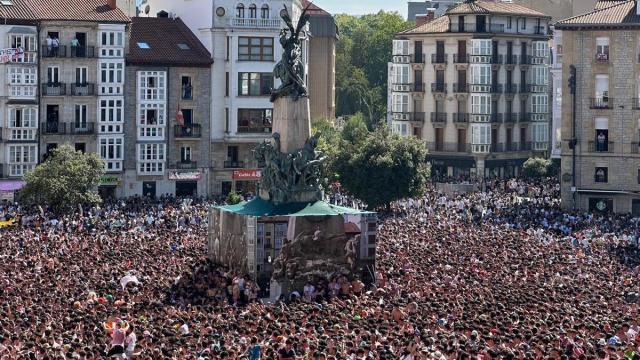 La plaza de la Virgen Blanca es un hervidero de emociones y alegría desde desde casi una hora antes de la gran cita/ Noticias de Álava - Maialen Velado