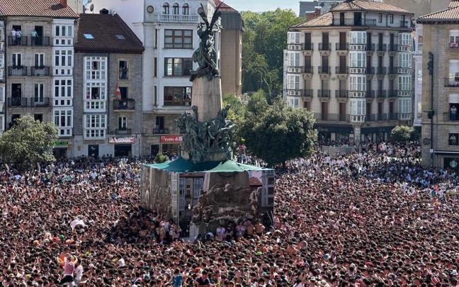 La plaza de la Virgen Blanca es un hervidero de emociones y alegría desde desde casi una hora antes de la gran cita/ Noticias de Álava - Maialen Velado