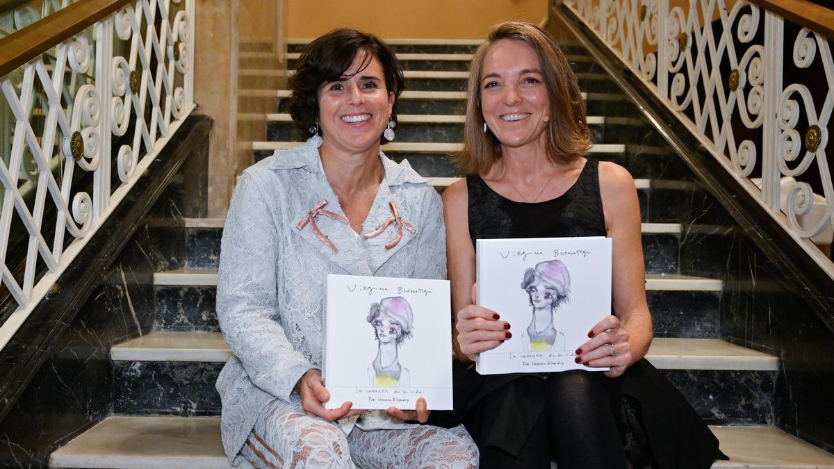 Virginia Berasategui e Itxaso Elorduy posan con sendos ejemplares del libro "La carrera de su vida"