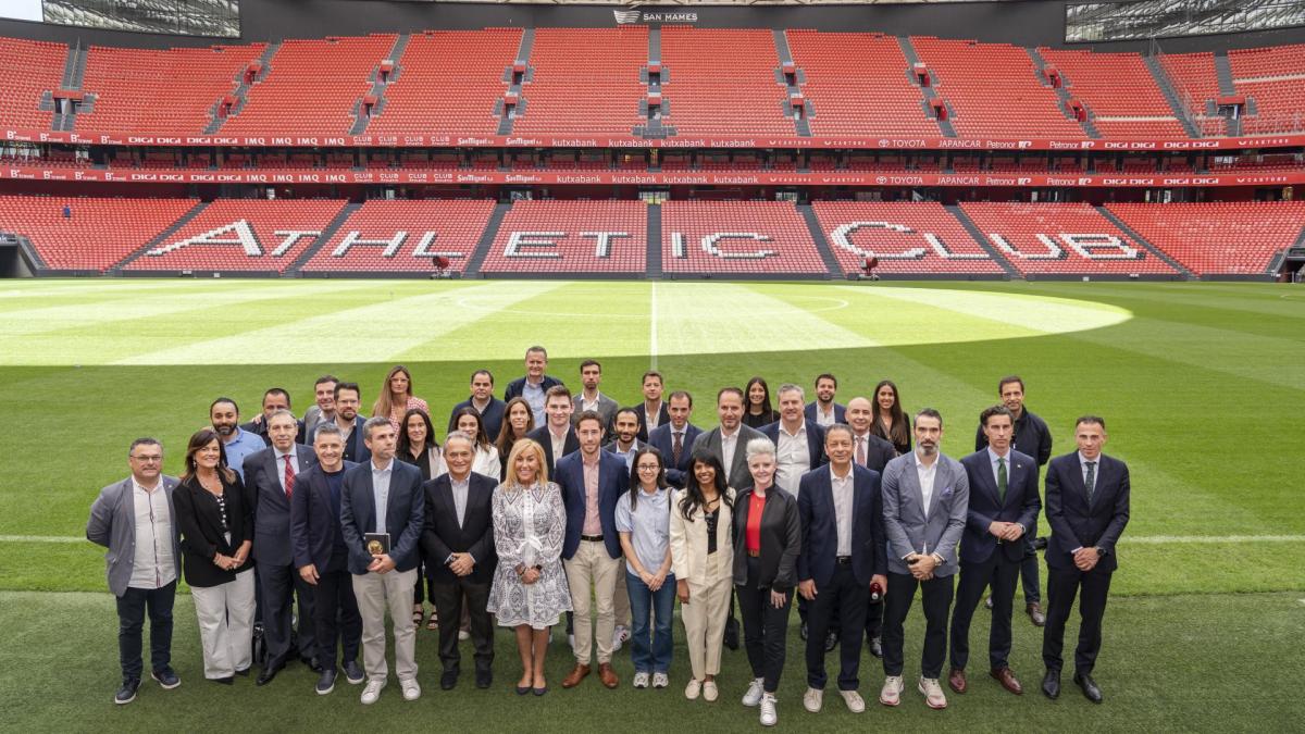 La delegación de la FIFA visitó ayer San Mamés para decidir si será sede del Mundial 2030 / Athletic Club