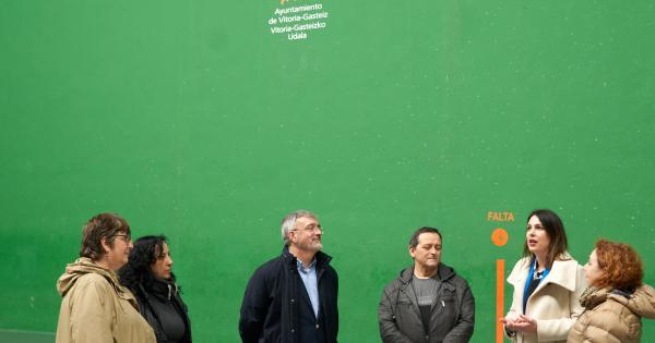 Visita de las autoridades municipales al frontón de Zaramaga tras las obras. Fotos: Ayuntamiento de Gasteiz