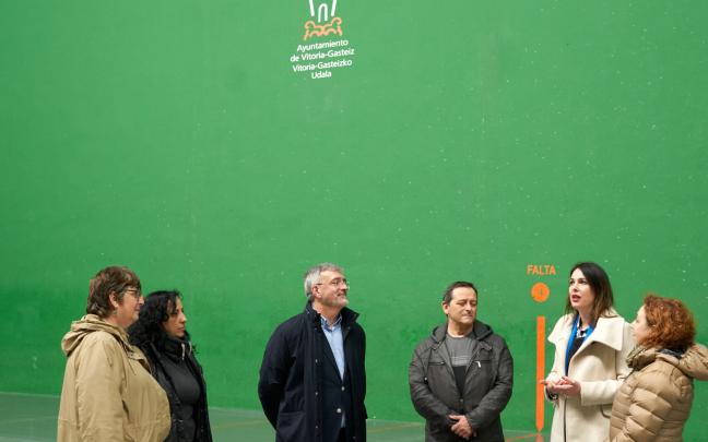 Visita de las autoridades municipales al frontón de Zaramaga tras las obras. Fotos: Ayuntamiento de Gasteiz