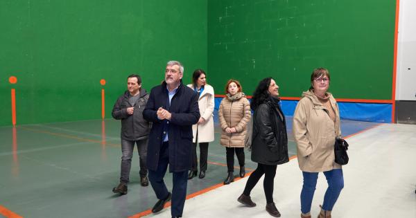 Visita de las autoridades municipales al frontón de Zaramaga tras las obras. Fotos: Ayuntamiento de Gasteiz