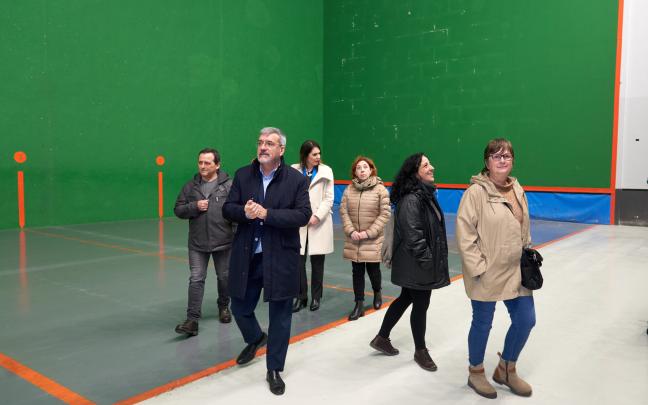 Visita de las autoridades municipales al frontón de Zaramaga tras las obras. Fotos: Ayuntamiento de Gasteiz