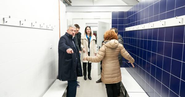 Visita de las autoridades municipales al frontón de Zaramaga tras las obras. Fotos: Ayuntamiento de Gasteiz