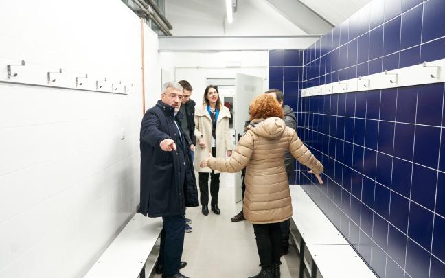 Visita de las autoridades municipales al frontón de Zaramaga tras las obras. Fotos: Ayuntamiento de Gasteiz