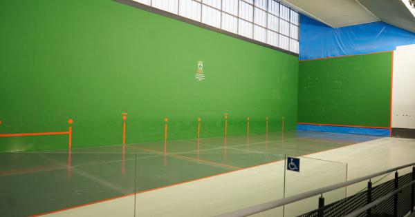 Visita de las autoridades municipales al frontón de Zaramaga tras las obras. Fotos: Ayuntamiento de Gasteiz