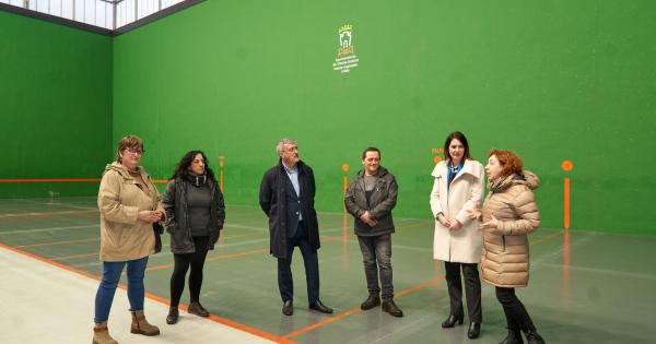 Visita de las autoridades municipales al frontón de Zaramaga tras las obras. Fotos: Ayuntamiento de Gasteiz