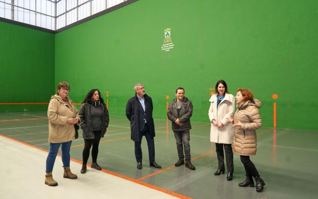 Visita de las autoridades municipales al frontón de Zaramaga tras las obras. Fotos: Ayuntamiento de Gasteiz