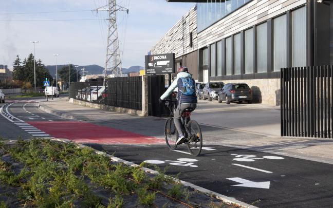 Carril bici en el polígono de Landaben. Fotos: Ayuntamiento de Pamplona