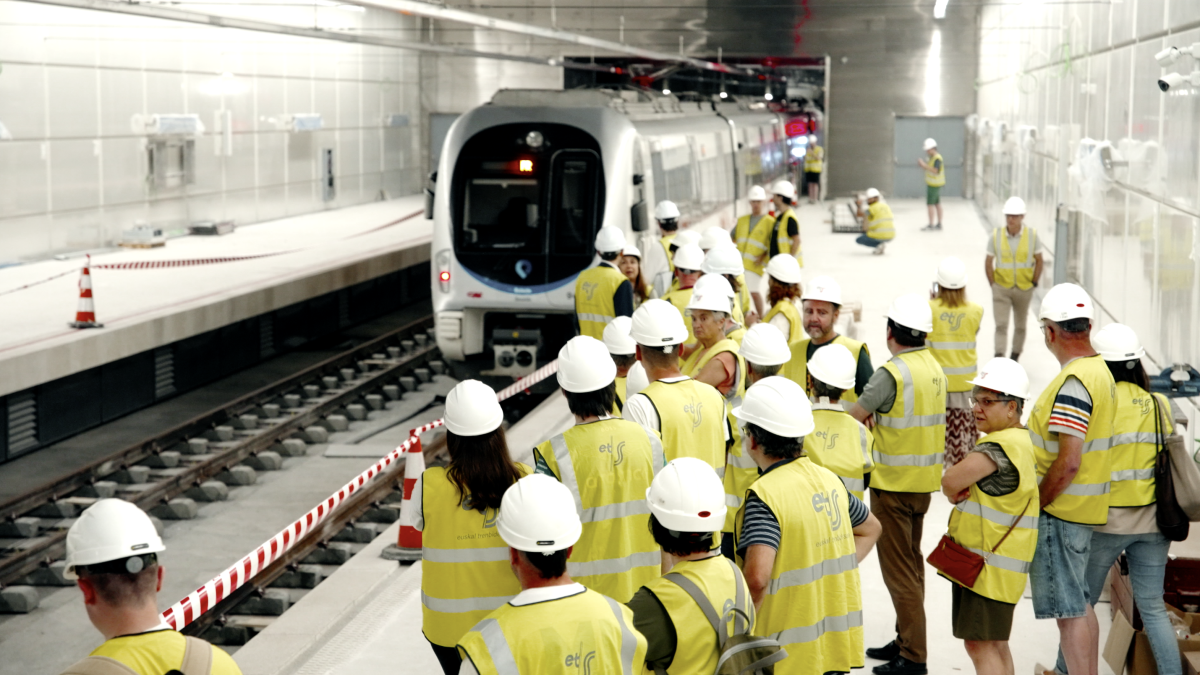 Visita de ciudadanos a la nueva estación del topo de Pasaia / Euskotren