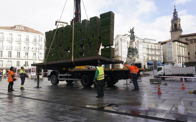 Los técnicos colocan la escultura. DNA