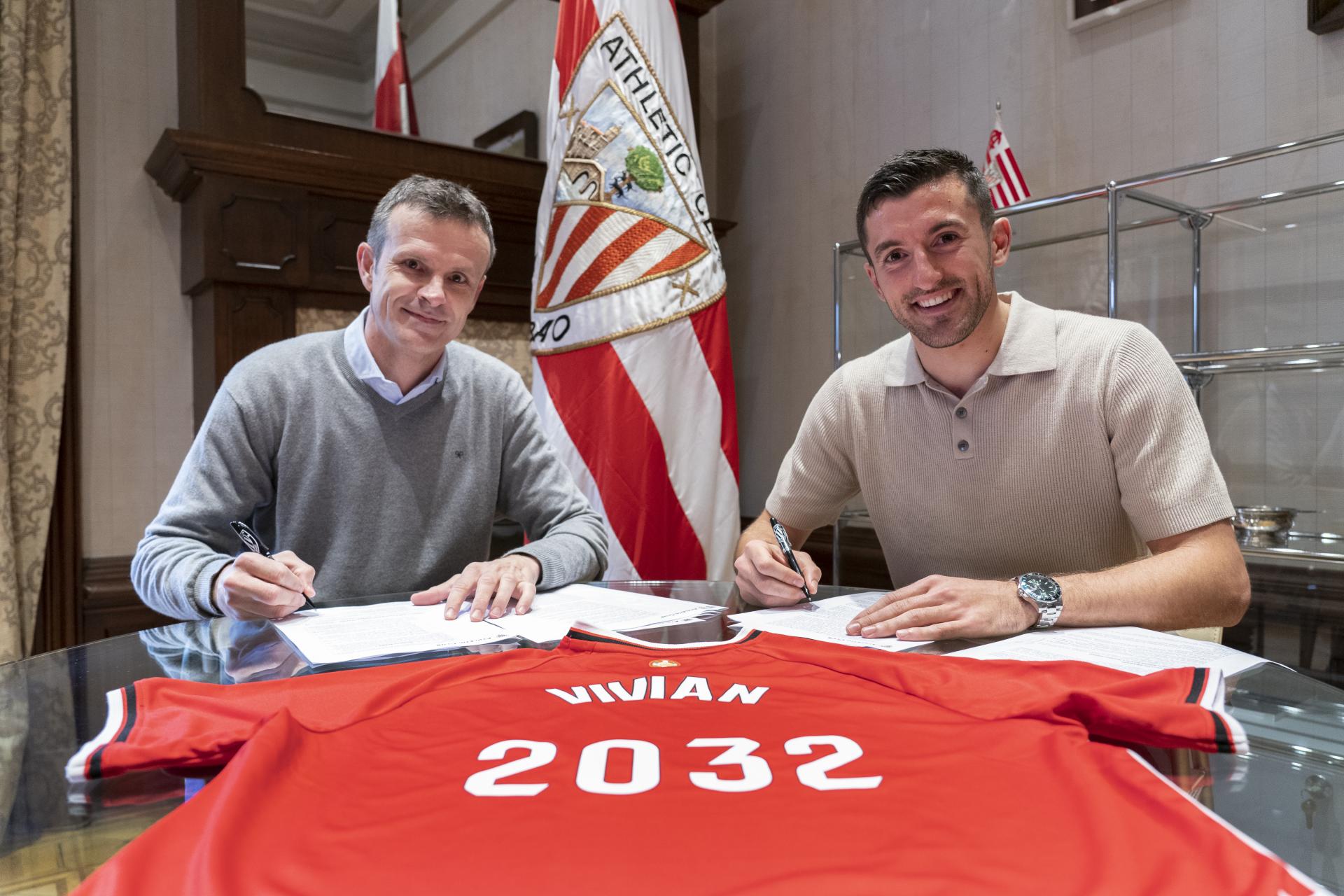 Vivian y Uriarte durante la renovación del jugador