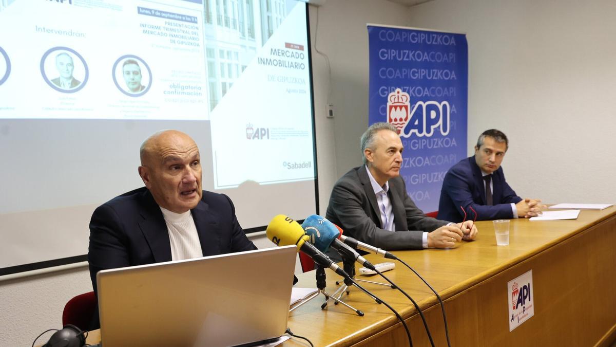 José Luis Polo, Luis Fabra y Sergio Aparicio durante la presentación este lunes del Informe de Mercado de la Vivienda | DNG: Iker Azurmendi