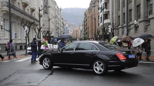 Un VTC frente a una protesta de taxistas / DEIA - José Mari Martínez