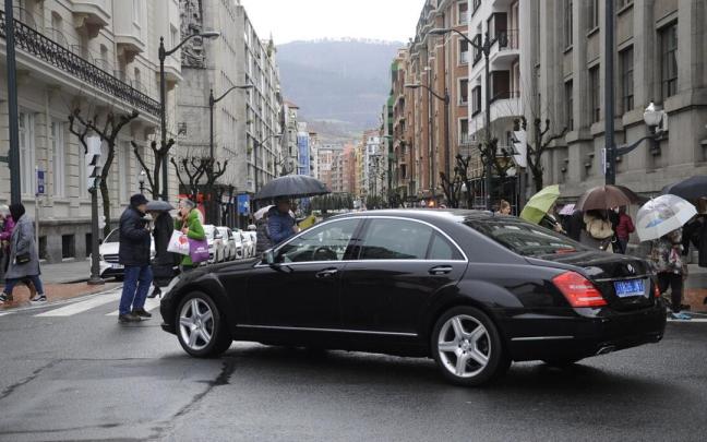 Un VTC frente a una protesta de taxistas / DEIA - José Mari Martínez