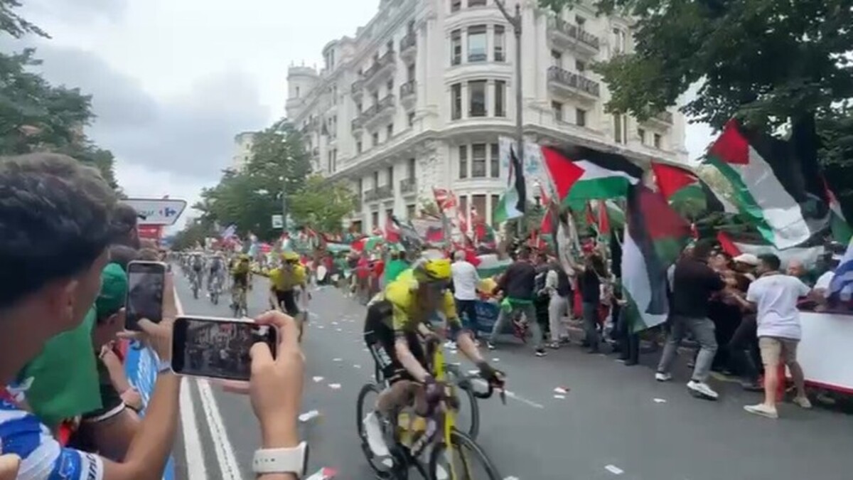 Imagen de uno de los momentos de alta tensión ayer con el paso de la carrera por la Gran Vía de Bilbao