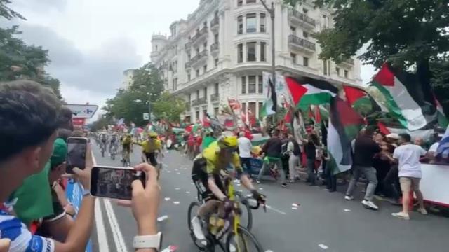 Imagen de uno de los momentos de alta tensión ayer con el paso de la carrera por la Gran Vía de Bilbao