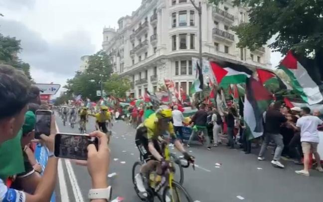 Imagen de uno de los momentos de alta tensión ayer con el paso de la carrera por la Gran Vía de Bilbao