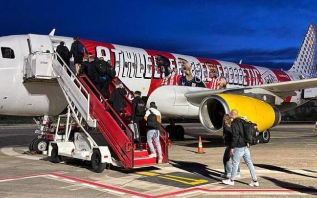 Avión de Vueling "tuneado" con la imagen de los jugadores del Athletic