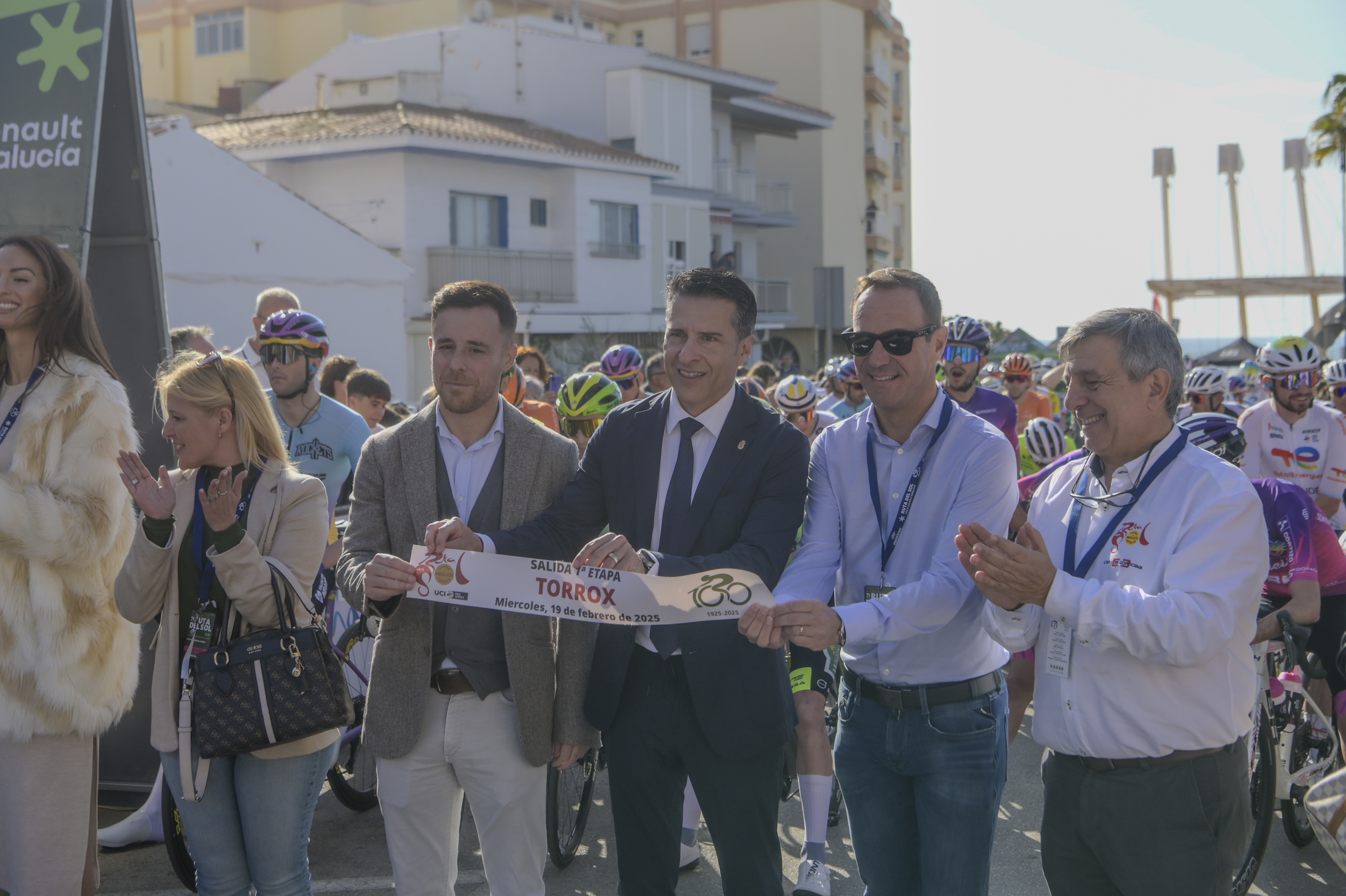El alcalde de Torrox, Óscar Medina, inaugurando la primera etapa de la Vuelta Ciclista a Andalucía 2025.