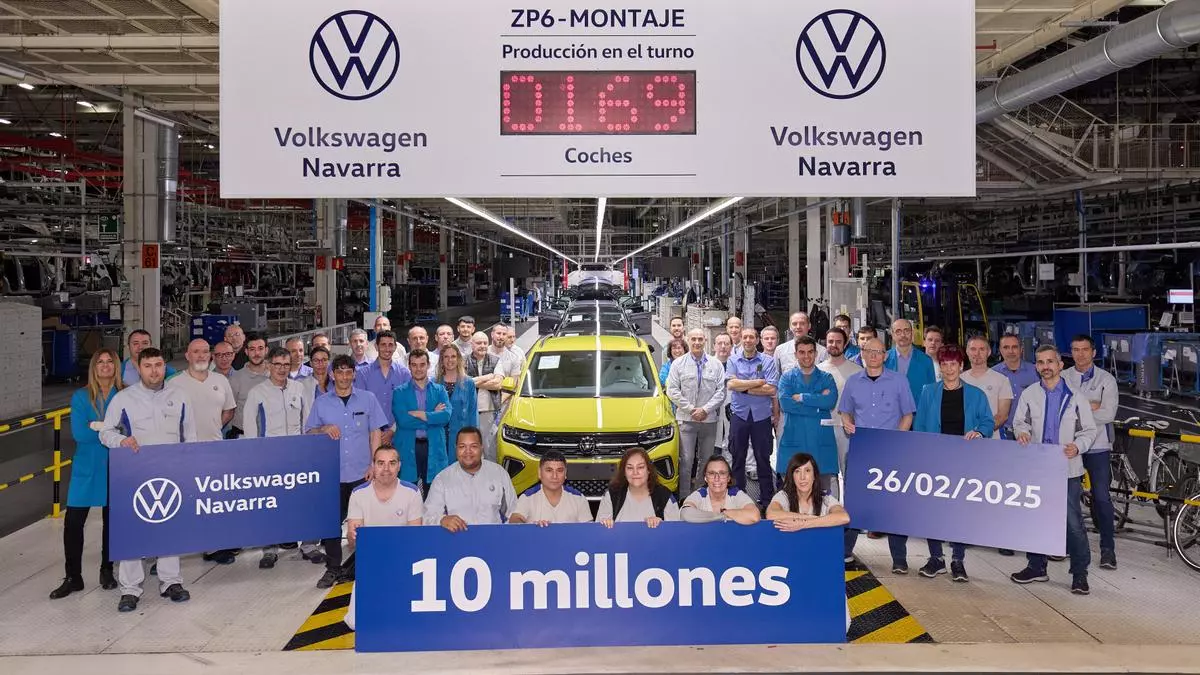 El coche 10 millones fabricado en VW Navarra, en la línea de montaje. VW Navarra