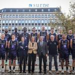 Surne y Bilbao Basket haciéndose la foto de equipo 