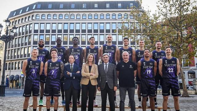 Surne y Bilbao Basket haciéndose la foto de equipo 